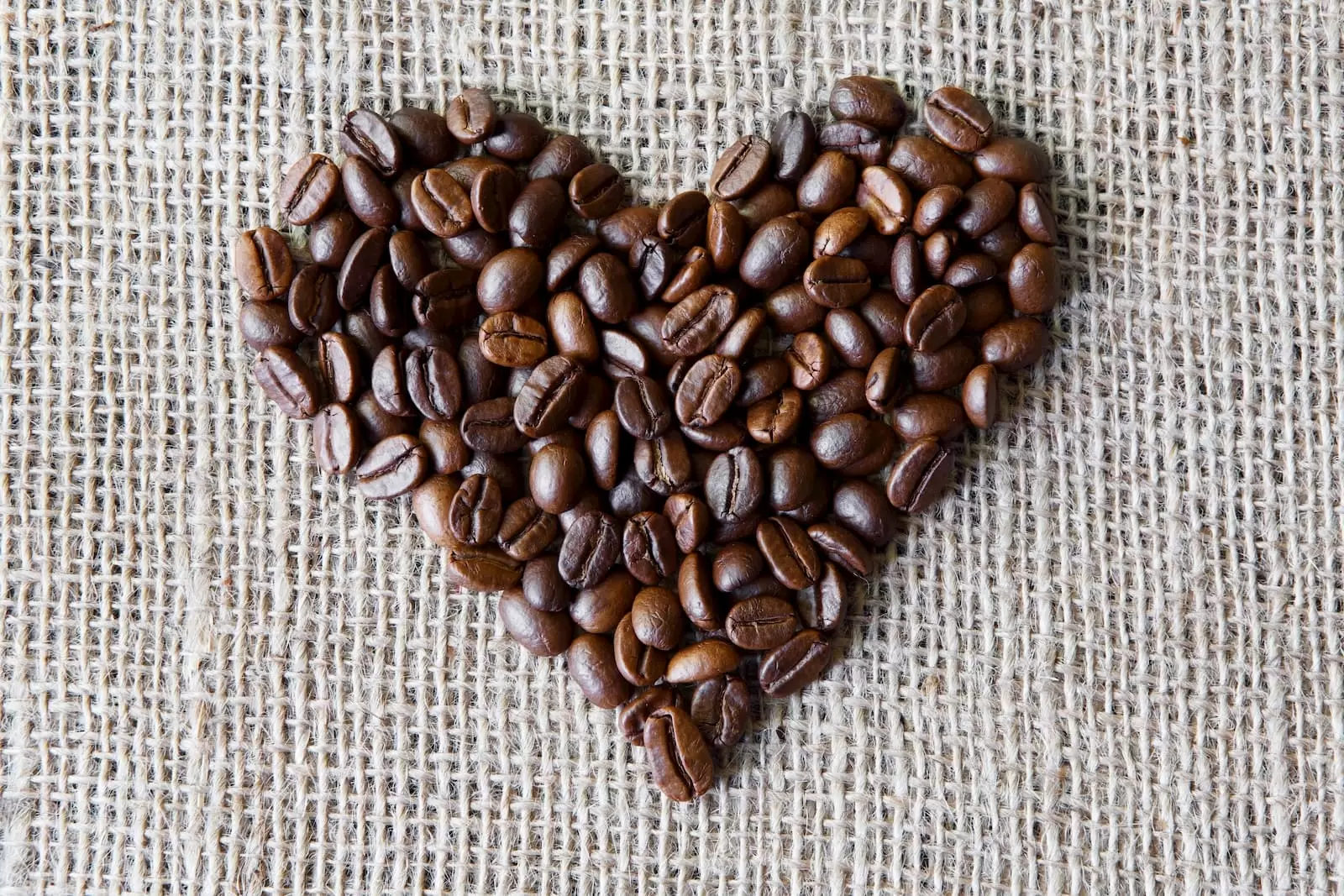 grãos de café em coração