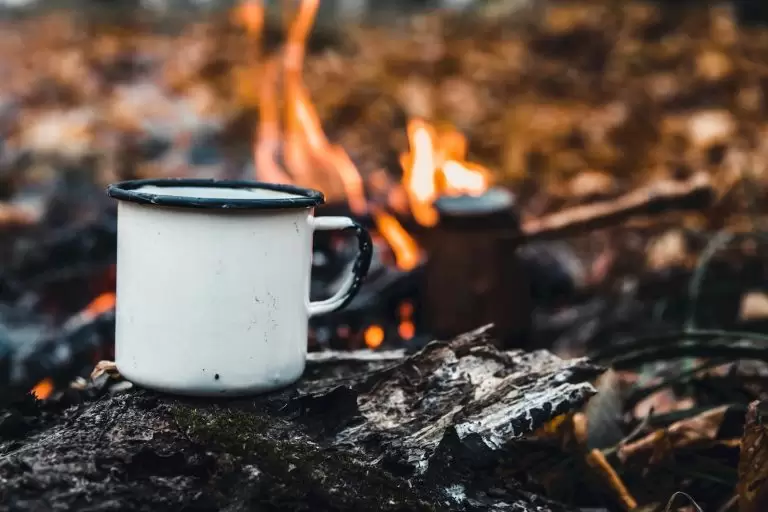preparando café na fogueira