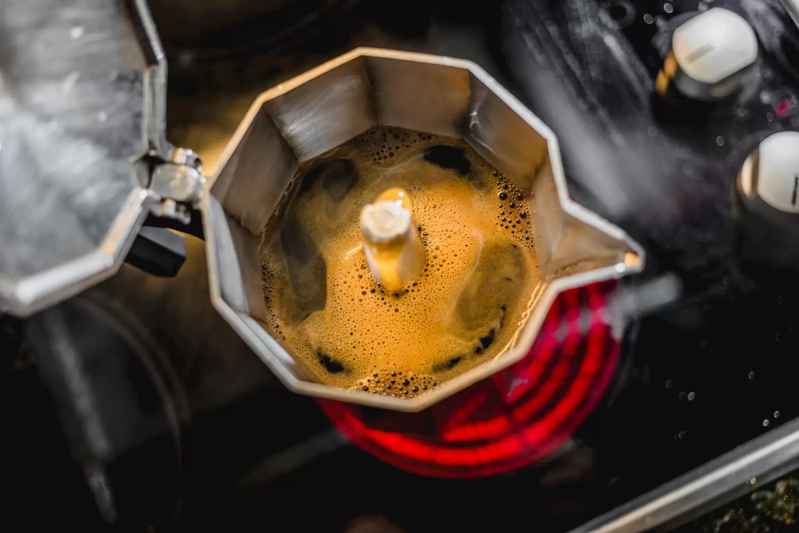 preparando café na cafeteira no fogão